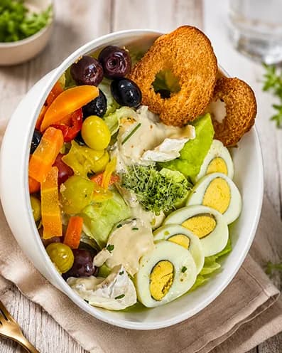 Salade mixte aux camemberts et croûtons 