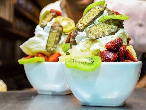 Salade de fruits avec de la crème 