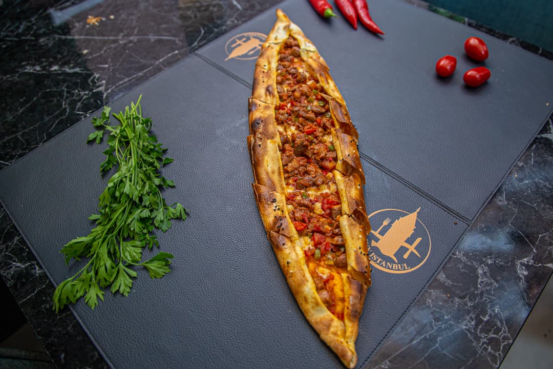 Pide aux dés de viande fromage