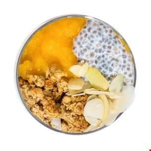 Yaourt nature, graines de chia, compte de pèche, musli, amandes
