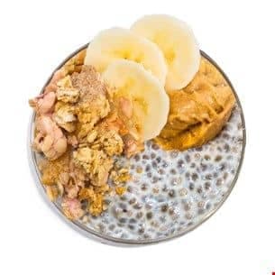 Yaourt nature, graines de chia, banane, beurre de cacahuète, musli