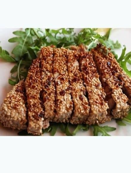 Steak de thon grillé avec croute de sésames